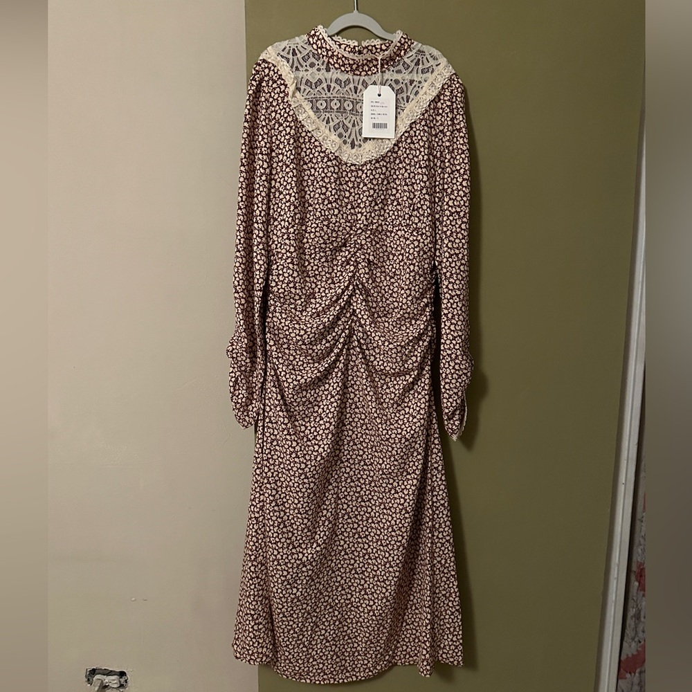 Chic Long Sleeve Floral Dress with Lace Neckline